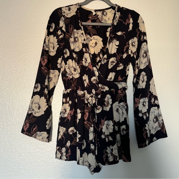 Floral Flowy Romper 🌸 - Picture 1 of 5